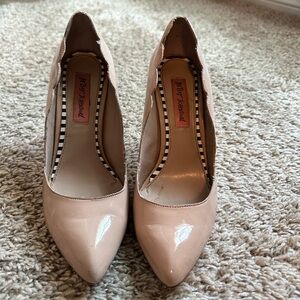 Betsey Johnson scalloped pumps